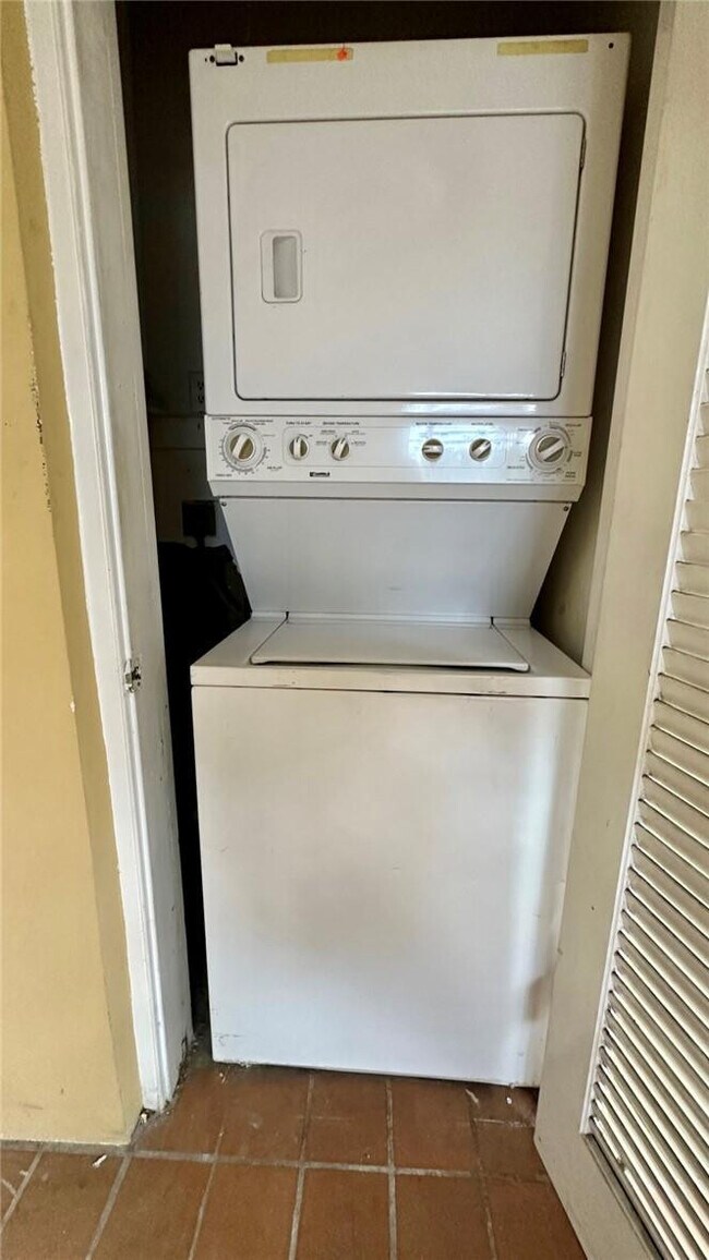 Building Photo - 1911 NE 28th Ct