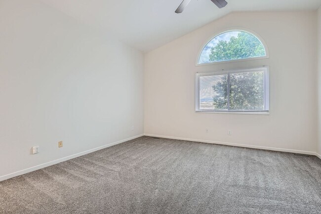 Building Photo - 5 bed 3.5 bath Plum Creek home