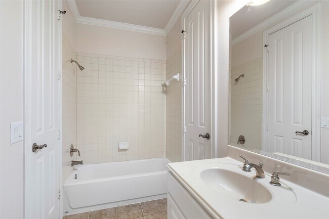 Building Photo - 7134 Mapleridge St