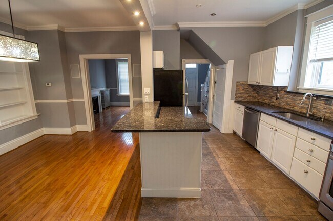 Building Photo - 2 bed/1 bath, Single-family Home! Modern and spacious with off-street parking and a relaxing back...