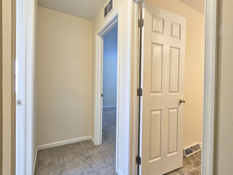 Building Photo - 40 Sandstone Ct