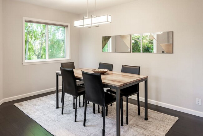 Building Photo - EPIC REA -End-unit AND TOP TWO floors (pen...