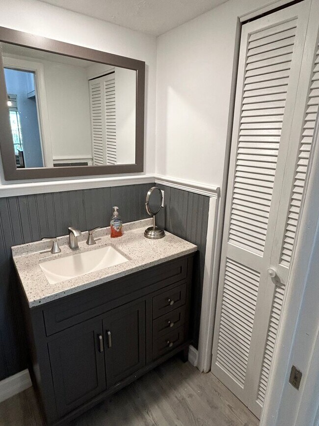 Building Photo - Updated 1 Bed/1.5 Bath Near the Beach! Gre...