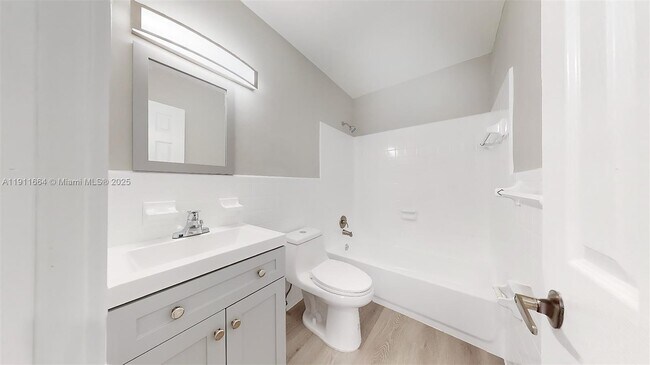 Building Photo - 329 SW 9th Ave