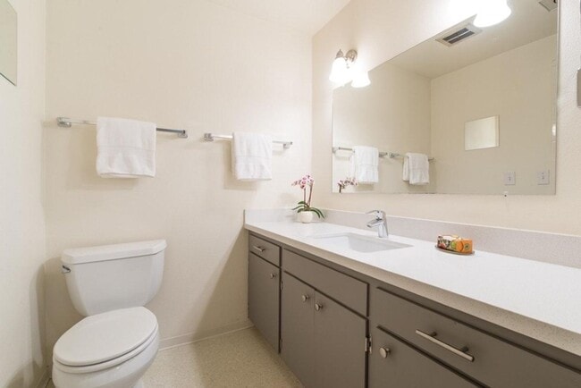 Building Photo - 3Bd/2.5Ba Seattle Duplex