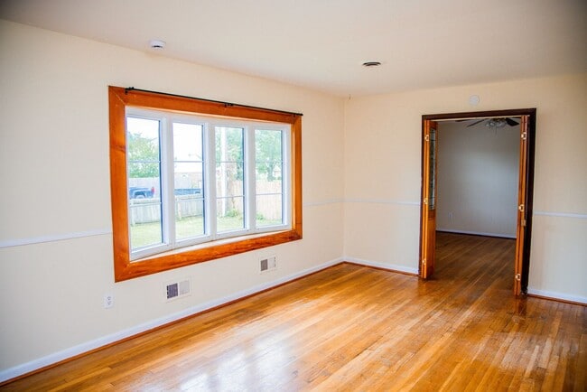 Building Photo - 706 Erich Rd
