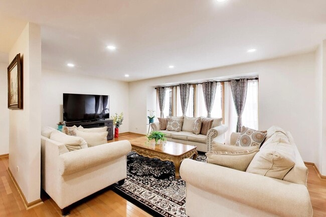 Building Photo - 943 W Essex Pl