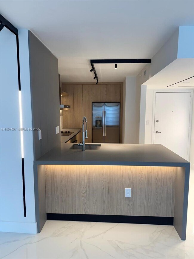 Building Photo - 800 N Miami Ave