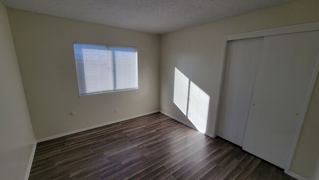 Building Photo - Nice 3 bedroom / 2 bathroom House with lots of natural lighting