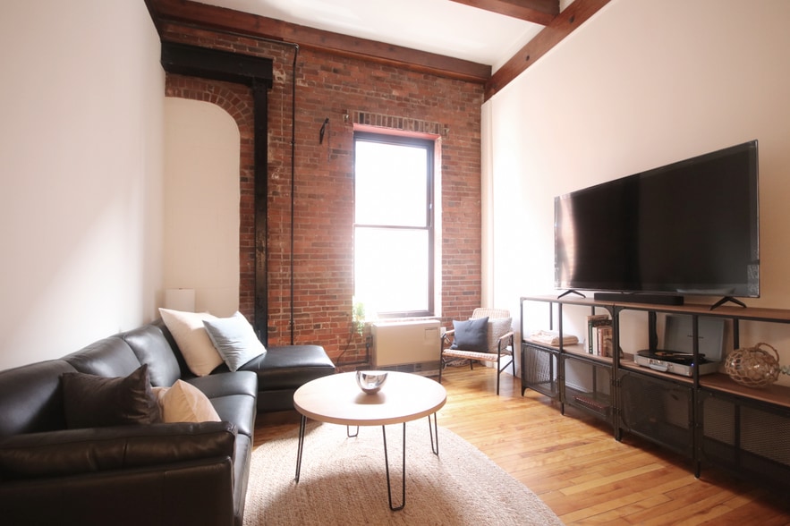 Living Area - 99 Silver St