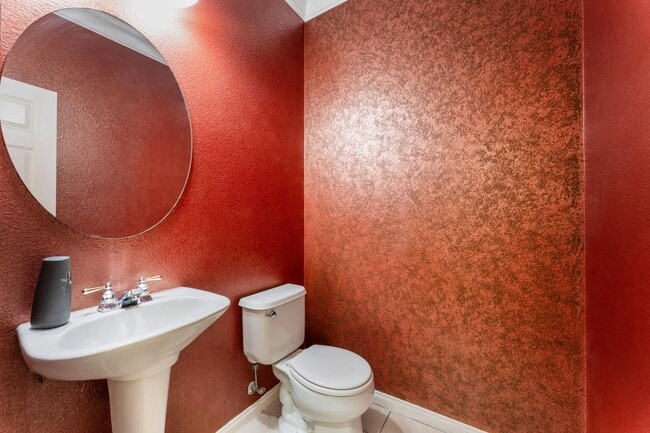 Building Photo - Luxurious Home in Gated Community