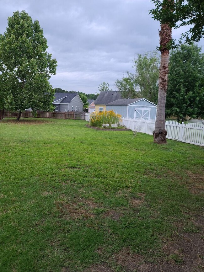 Building Photo - Welcome Home to Comfort and Style in North Charleston, SC!