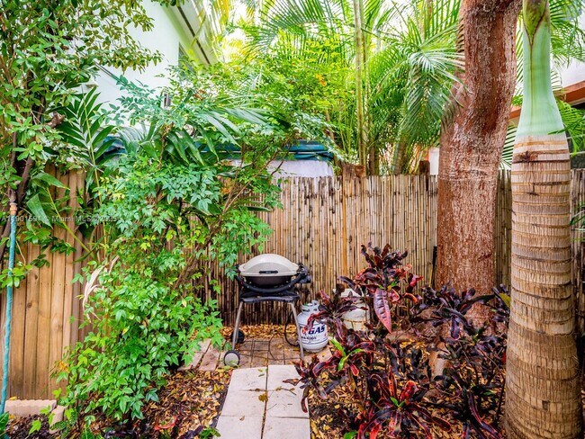 Building Photo - 1127 Meridian Ave