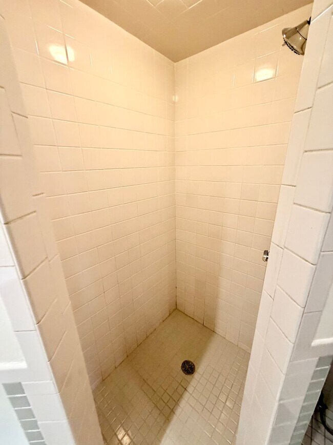 Building Photo - 3 bed 2.5 bath in Port Richmond with Garag...