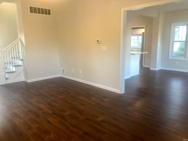 Building Photo - 600 E 1st St