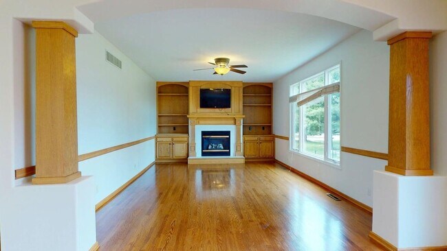 Building Photo - Executive Home in Ames