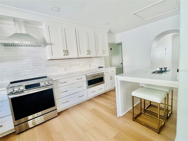 Building Photo - 1801 Beach Dr NE