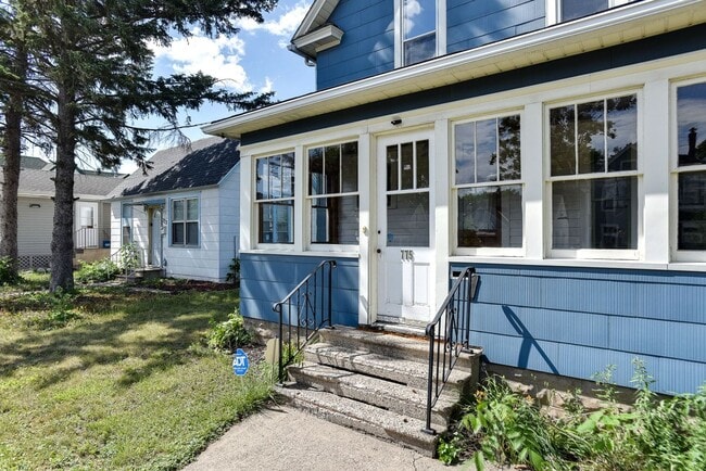 Building Photo - Renovated 3 Bedroom 2 bathroom house. Superb Master suite.