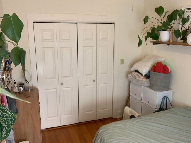 Building Photo - Sun-drenched Roscoe Village