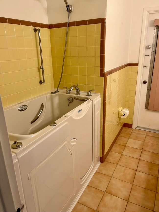 Building Photo - 1400 Beta Ct N