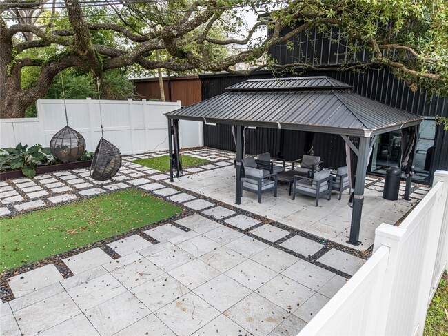 Building Photo - 315 W 9th St