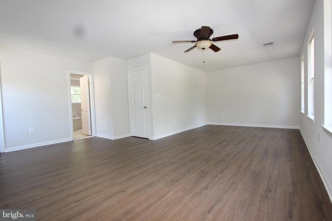 Building Photo - 406 Round Table Dr