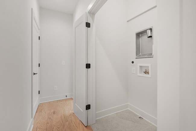 Building Photo - Stunning End Unit Townhome in Salemtown