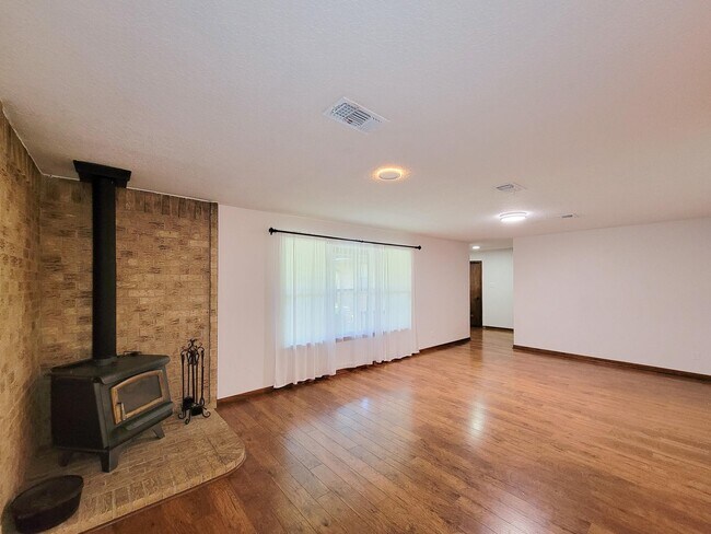Building Photo - 10282 Valley Dr S