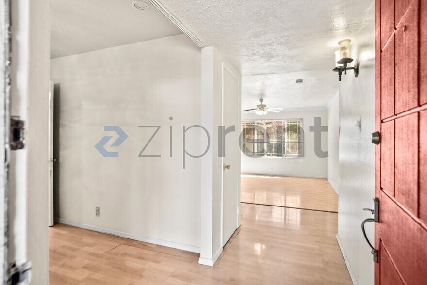 Building Photo - Unit