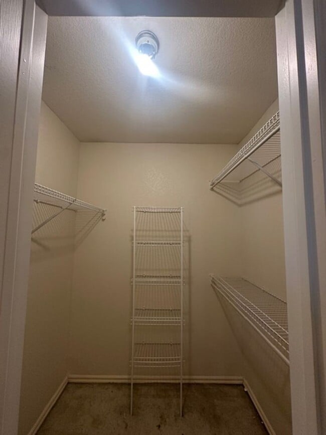 Building Photo - Spacious 4 bd, 2 bath - Converted garage f...