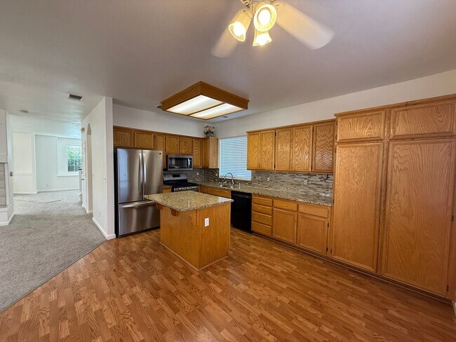 Building Photo - 4 bed 2.5 bath 2 story home available now!