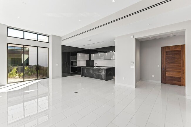 Building Photo - 6587 N Palmeraie Blvd