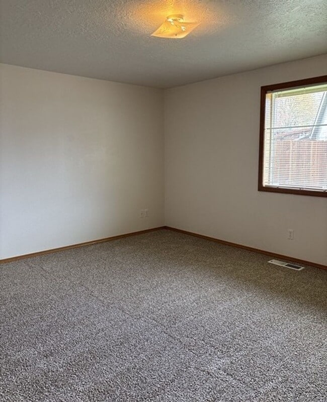 Building Photo - 3Bd/2Ba Single Story Home - Available to View!