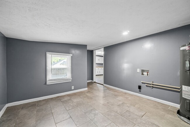 Building Photo - 715 Elder St