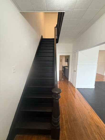 Building Photo - 194 Main St