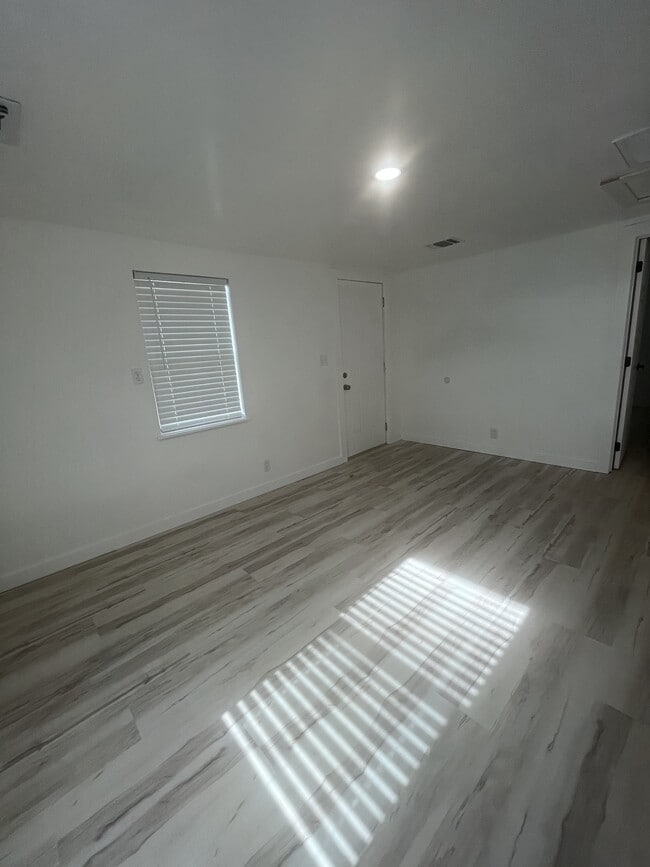 Building Photo - 820 N Oak Ave