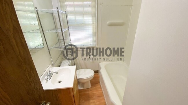 Building Photo - Spacious 5-Bedroom Home – Pet-Friendly and...