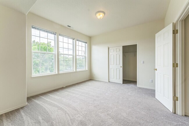 Building Photo - $500 off the first month's rent with a lea...