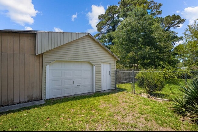 Building Photo - Vintage Charm, 4 BR, Spacious, Close To Ev...