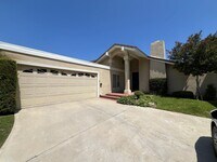 Building Photo - 3-Bedroom Single-Story Home in Valencia on...
