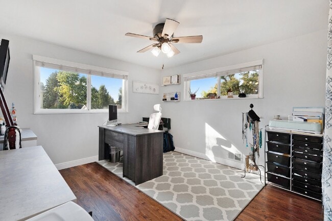 Building Photo - Beautiful home on large lot. Available 5/15