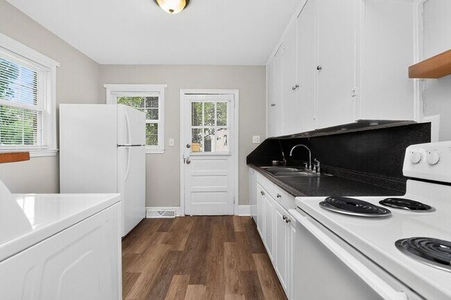 Building Photo - Charming 2BD/1BA Brick Duplex in NoDa!