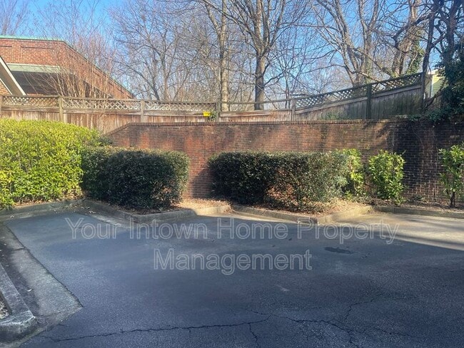 Building Photo - 1867 Gordon Manor NE