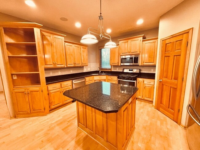 Building Photo - Huge 5 bed home located in Maple Grove!