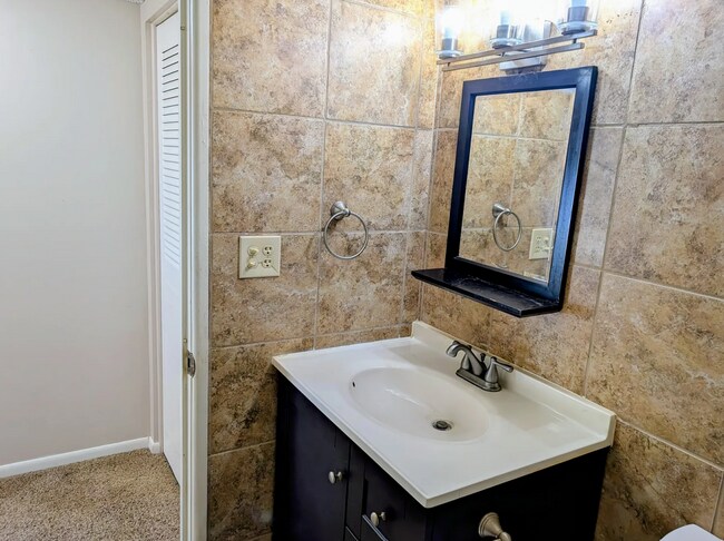 Building Photo - Spacious 1BR Condo – Pool Access & Utilities