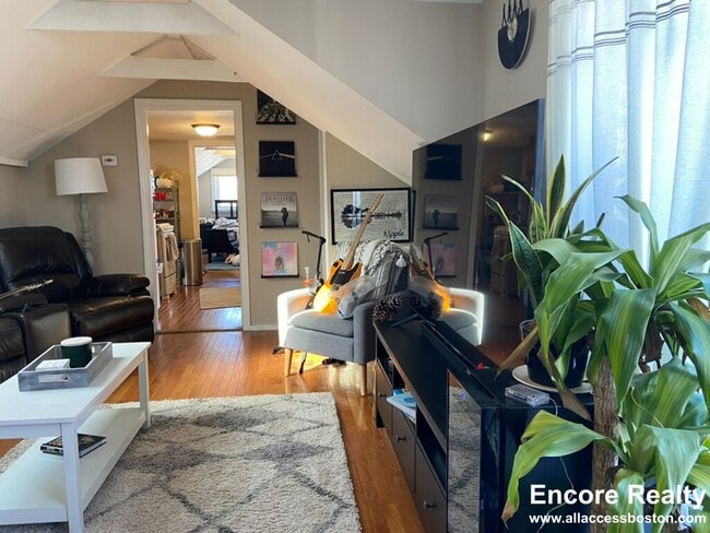 Building Photo - 8-8 Sunset St