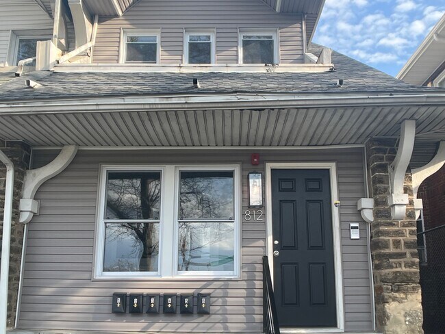 Building Photo - 812 W Roosevelt Blvd
