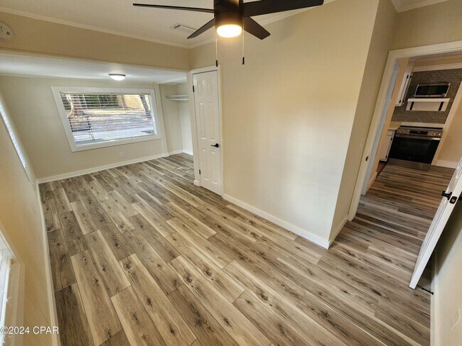 Building Photo - Tiny home vibe on a large private lot!!