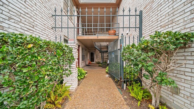 Building Photo - 421 Emerson St
