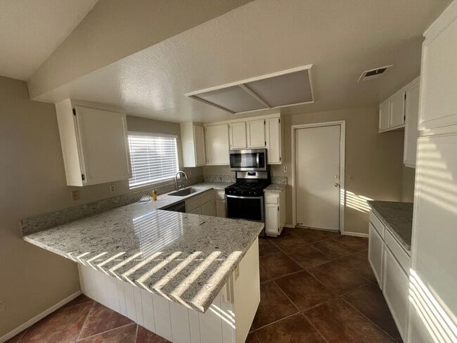 Building Photo - 39510 Sunrose Dr